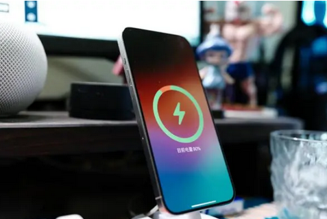 拜泉苹果15换屏服务分享用什么充电器给iPhone15充电更好 